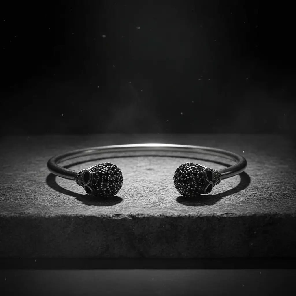 Bracelet du Capitaine Sombre mis en scène dans une ambiance Ténèbres en studio.