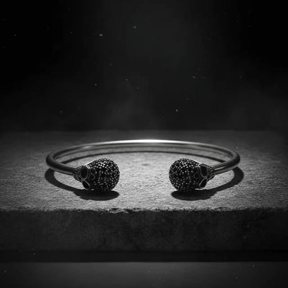 Bracelet du Capitaine Sombre mis en scène dans une ambiance Ténèbres en studio.