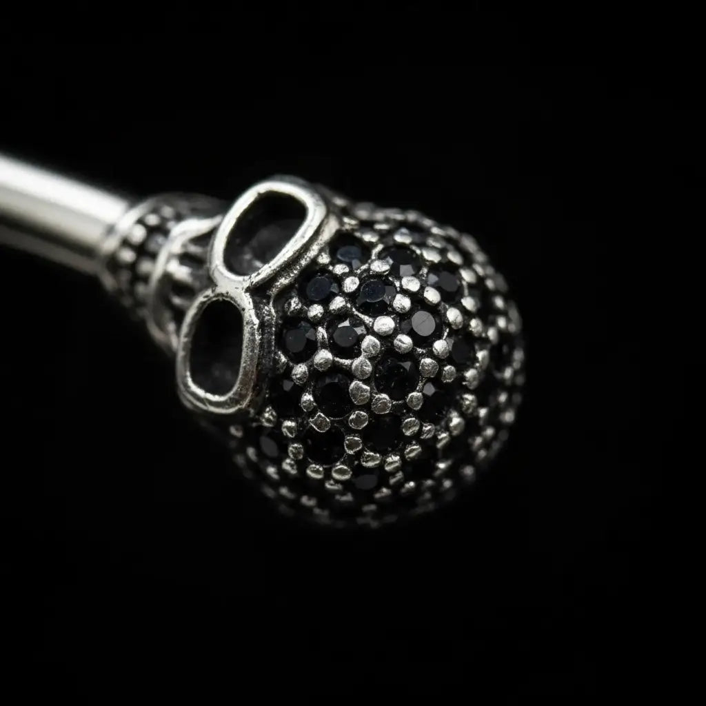 Détail des ornements sombres du Bracelet du Capitaine Sombre en métal texturé.