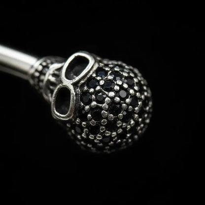 Détail des ornements sombres du Bracelet du Capitaine Sombre en métal texturé.