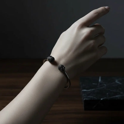 Bracelet du Capitaine Sombre porté au poignet vu de profil en lumière dramatique.