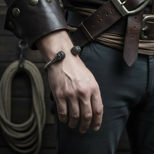 Bracelet du Capitaine Sombre porté avec une tenue de capitaine pirate.