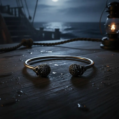 Bracelet du Capitaine Sombre posé sur un pont de navire dans une atmosphère nocturne.