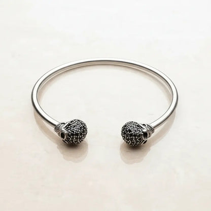 Bracelet du Capitaine Sombre de la gamme Ténèbres en métal sombre sur fond blanc.