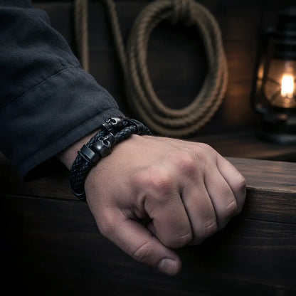 Bracelet Duel des Crânes d’Acier finition noire porté à la main dans un univers pirate.