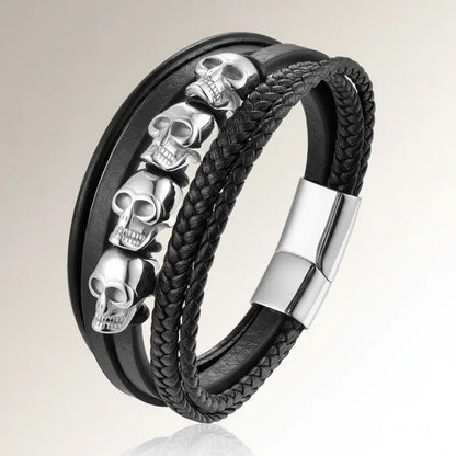 Bracelet du Repaire des Ombres avec crânes argentés et fermoir acier sur fond blanc.