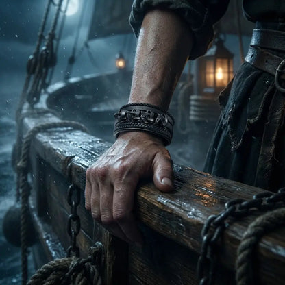 Bracelet du Repaire des Ombres porté à la main près des cordages du navire.