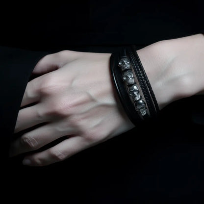 Bracelet du Repaire des Ombres porté au poignet dans une mise en scène sombre.