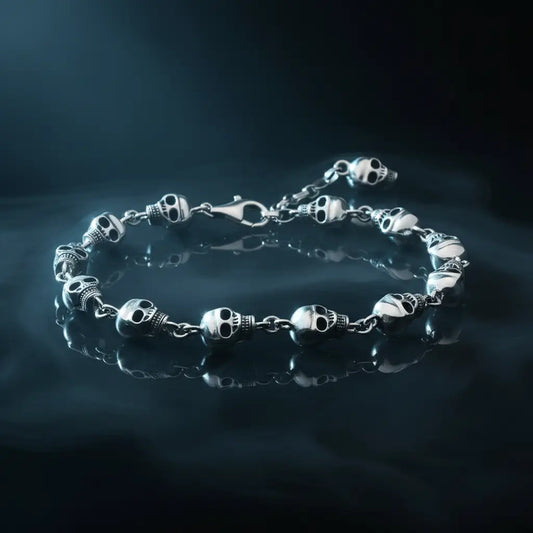 Bracelet Royal des Ombres mis en scène dans une atmosphère obscure et mystique.