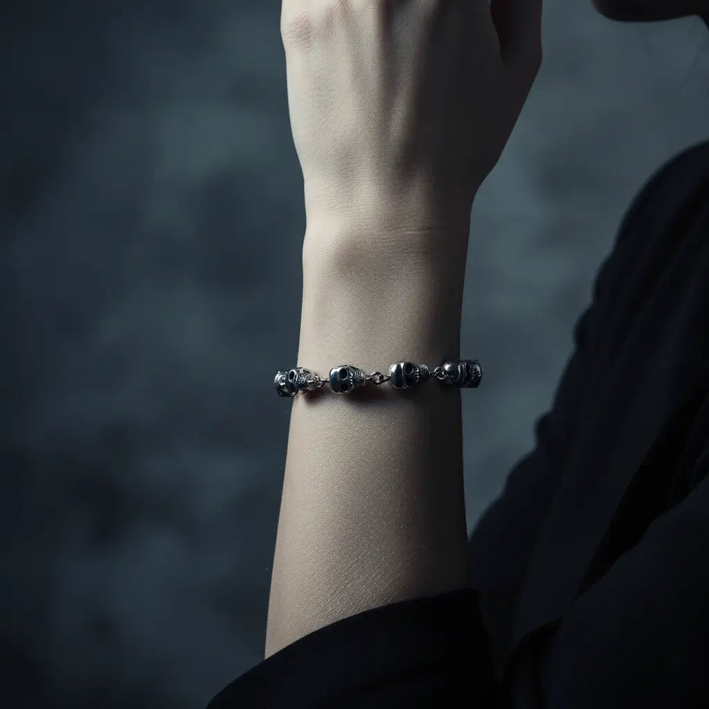 Bracelet Royal des Ombres porté au poignet dans une ambiance sombre et élégante.