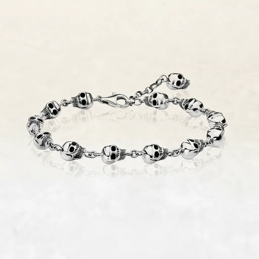 Bracelet Royal des Ombres de la gamme Ténèbres en métal argenté sur fond blanc.