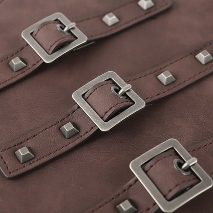 Détail des boucles métalliques des brassards du capitaine en simili-cuir pirate.