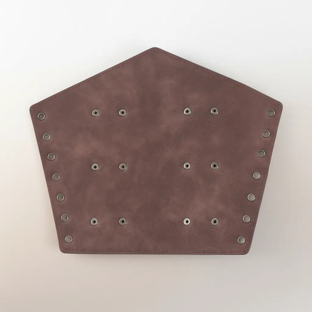 Vue intérieure des brassards du capitaine en simili-cuir avec perforations d’ajustement.