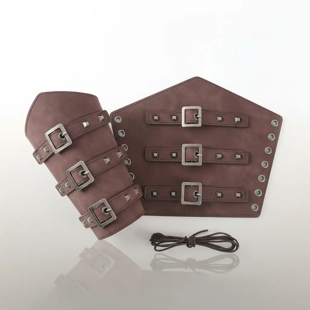 Brassards du capitaine en simili-cuir marron présentés à plat, accessoires de costume pirate.