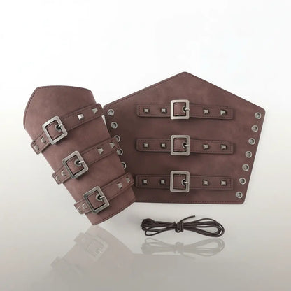 Brassards du capitaine en simili-cuir marron présentés à plat, accessoires de costume pirate.