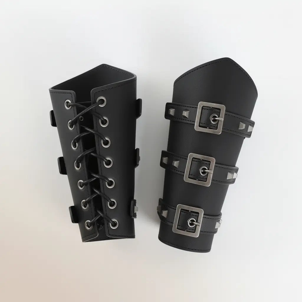Brassards du capitaine en simili-cuir noir présentés à plat, accessoires de costume pirate.