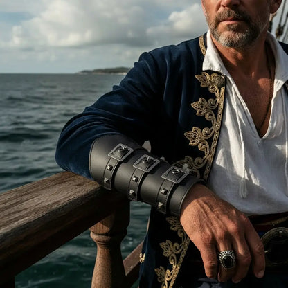 Brassards du capitaine simili-cuir portés par un pirate appuyé au bastingage en mer.