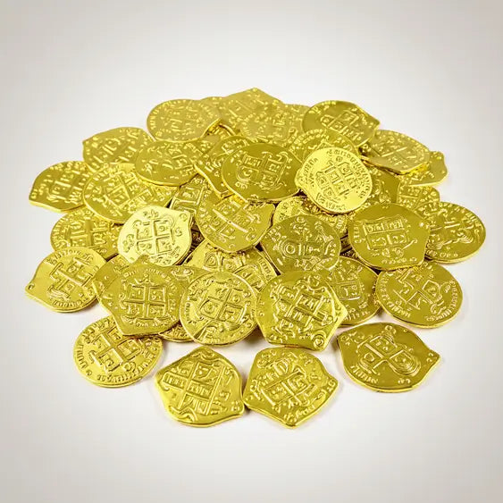 Lot de pièces pirates dorées sur fond clair, accessoires décoratifs pour coffre au trésor.