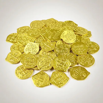 Lot de pièces pirates dorées sur fond clair, accessoires décoratifs pour coffre au trésor.