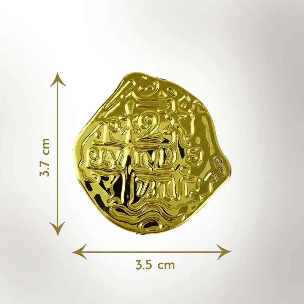 Pièce de monnaie pirate dorée, vue de face avec dimensions 3,7 x 3,5 cm.