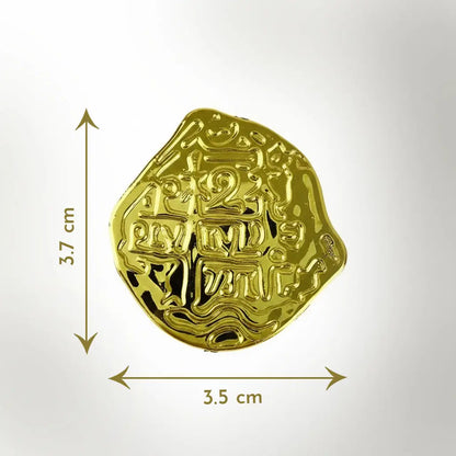 Pièce de monnaie pirate dorée, vue de face avec dimensions 3,7 x 3,5 cm.