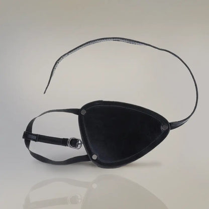 Cache-œil pirate pour œil droit en simili cuir noir, accessoire de costume réglable sur fond blanc.