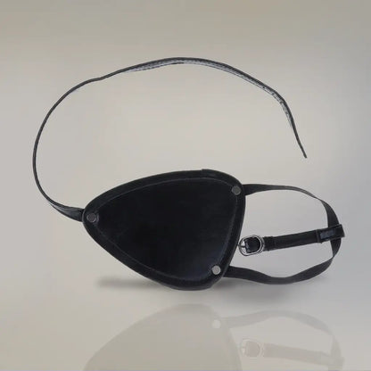 Cache-œil pirate pour œil gauche en simili cuir noir, accessoire cosplay ajustable, fond blanc épuré.