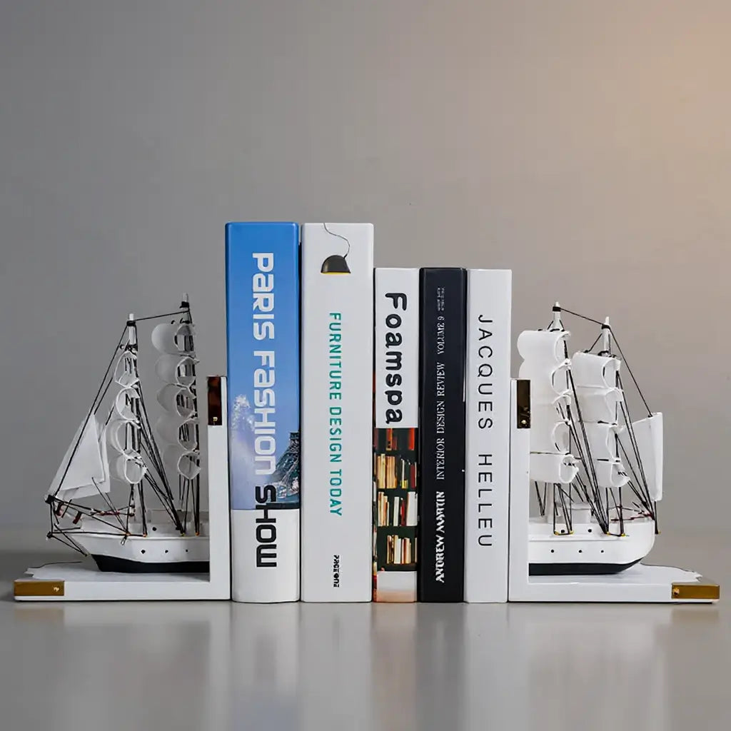 Cale-livre Navire Fantôme blanc maintenant des livres sur une table claire, style moderne et élégant.