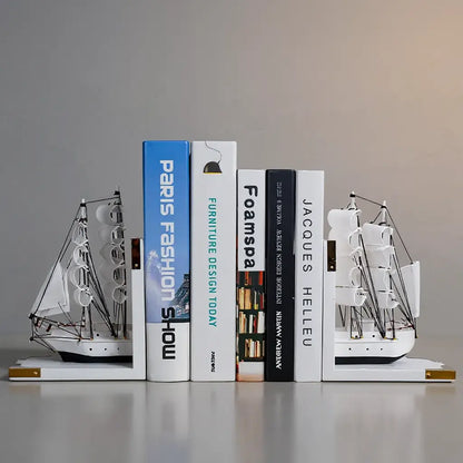 Cale-livre Navire Fantôme blanc maintenant des livres sur une table claire, style moderne et élégant.