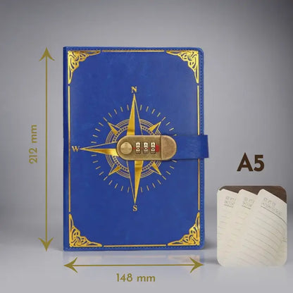 Carnet pirate bleu nuit avec cadenas à code doré, format A5, couverture à motif de boussole.