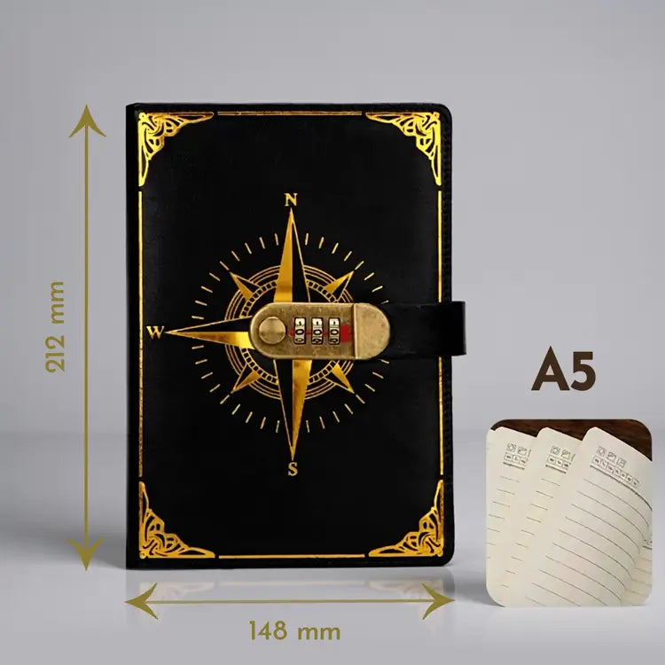 Carnet pirate noir avec cadenas à code doré, format A5, couverture gravée d’une boussole.