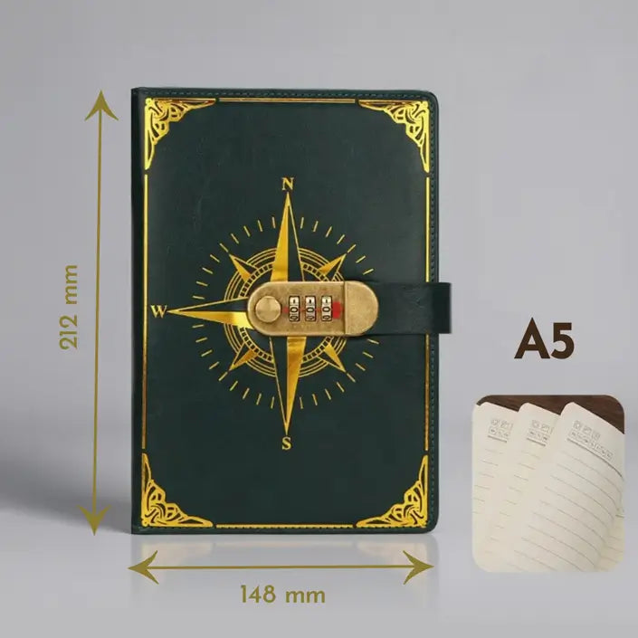 Carnet pirate vert foncé avec cadenas à code doré, format A5, design de boussole sur la couverture.