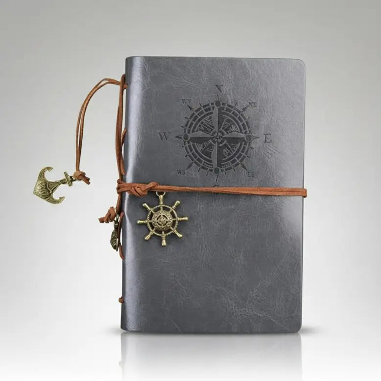 Carnet pirate en cuir gris avec spirale rigide et décoration de boussole, design marin vintage