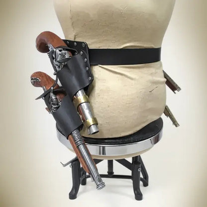 Ceinture holster pirate noire simple en simili cuir, équipée de deux étuis à pistolets.