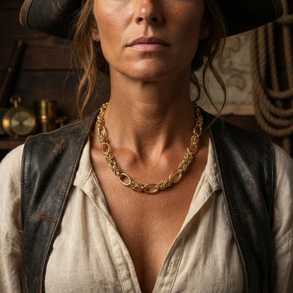 Chaîne de l’Orée portée par une femme capitaine dans un univers marin.
