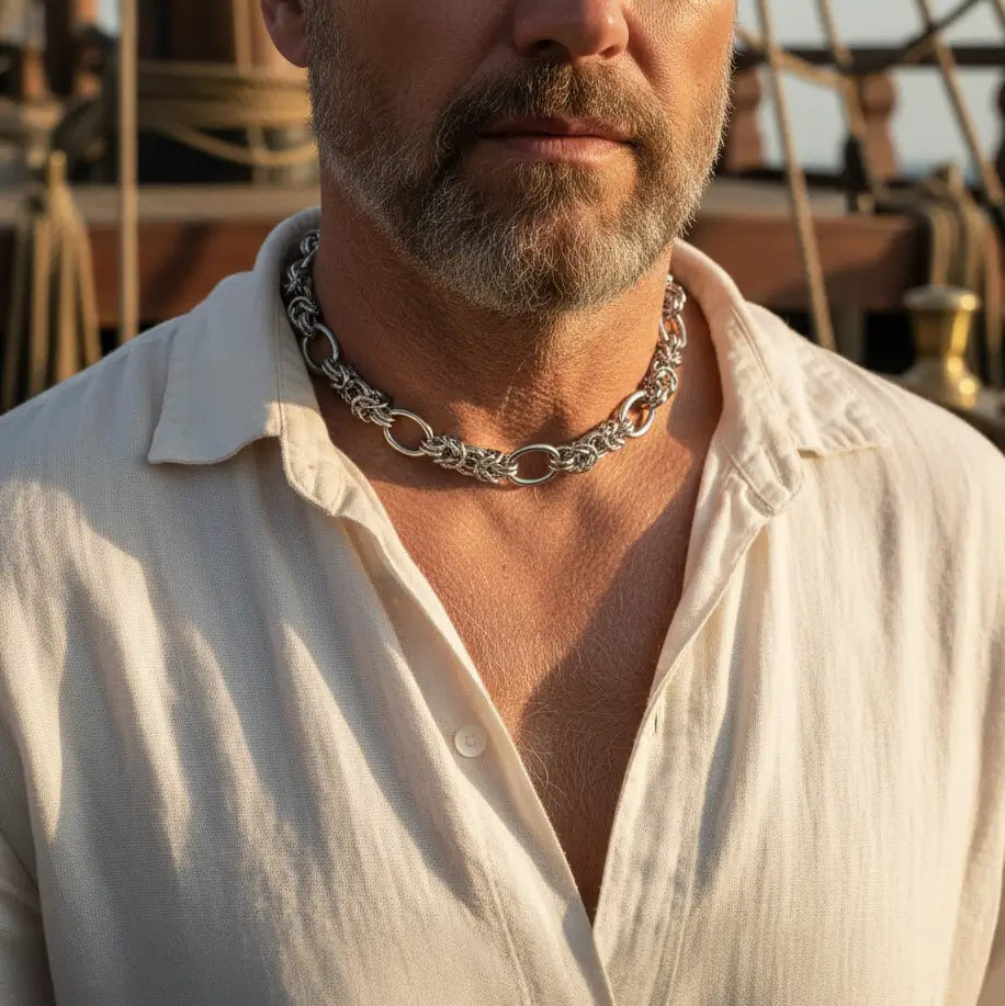 Chaîne de l’Orée portée par un capitaine pirate sur le pont d’un navire.
