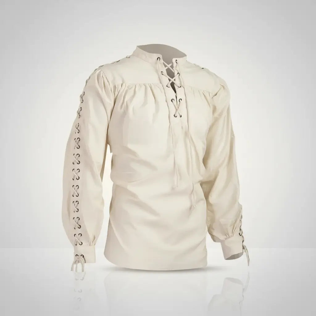 Chemise à lacet du capitaine beige sur fond blanc, coupe droite et manches lacées.