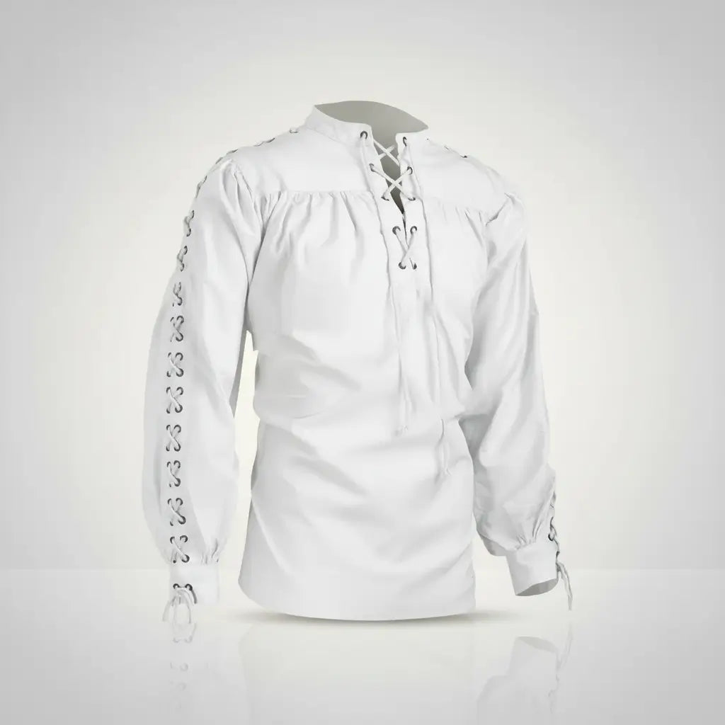 Chemise à lacet du capitaine blanche sur fond blanc, coupe droite et manches lacées.