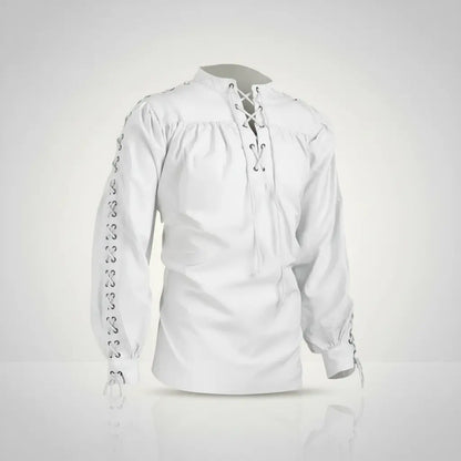 Chemise à lacet du capitaine blanche sur fond blanc, coupe droite et manches lacées.