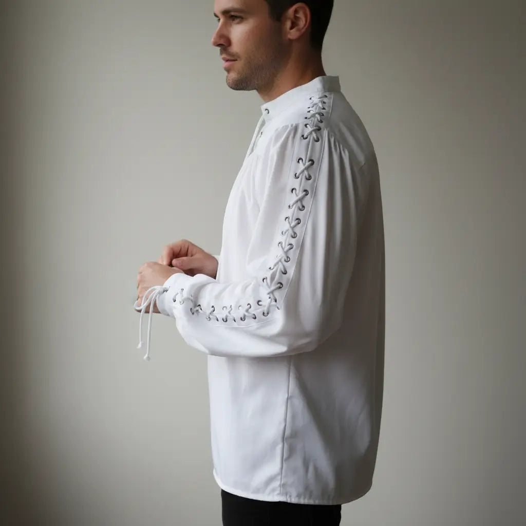Chemise à lacet du capitaine blanche portée de profil, manches lacées visibles.