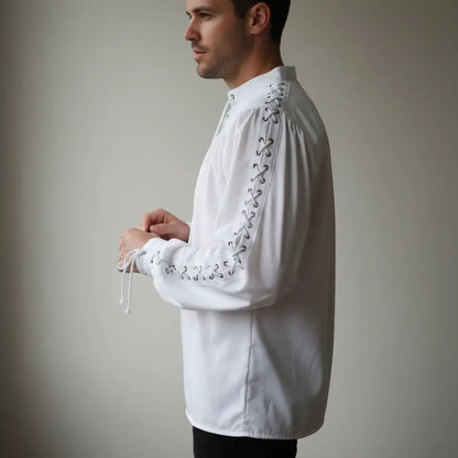 Chemise à lacet du capitaine blanche portée de profil, manches lacées visibles.