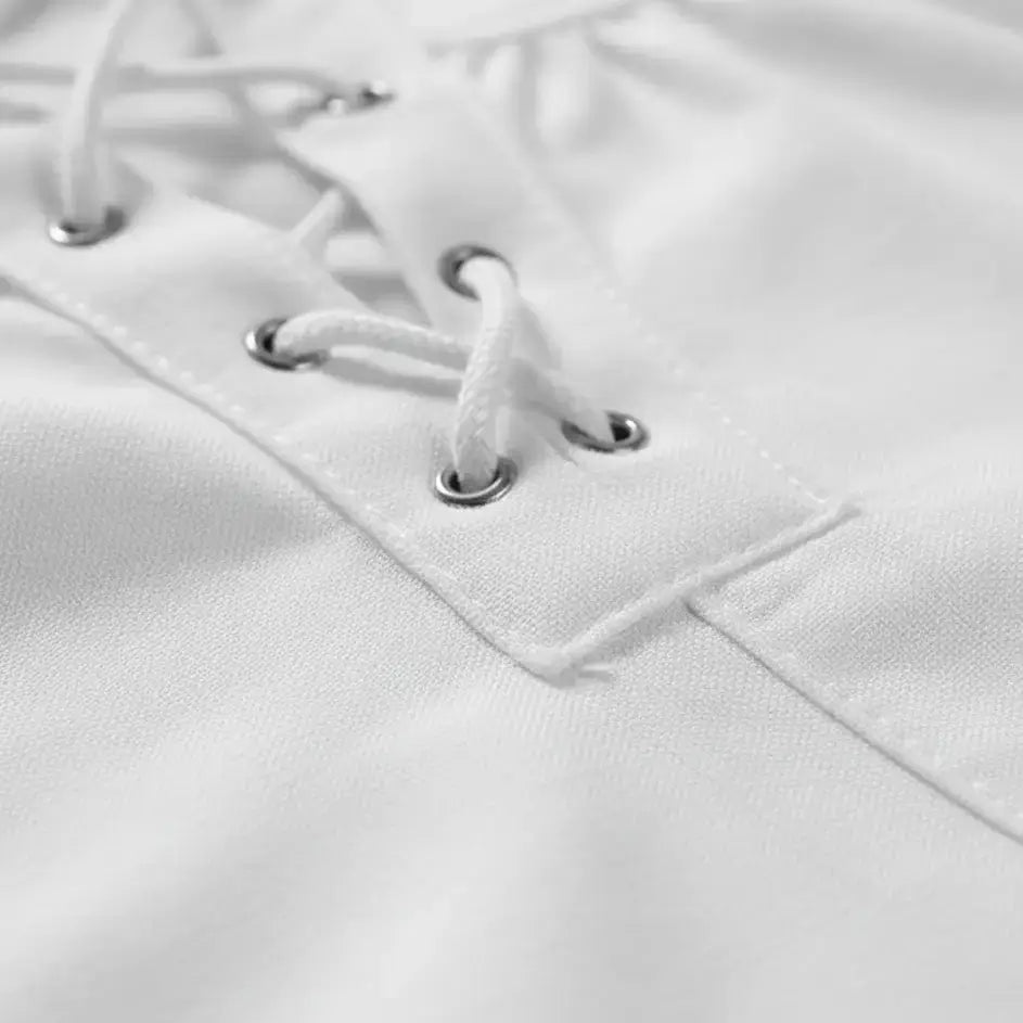 Chemise à lacet du capitaine blanche portée de profil, manches lacées visibles.