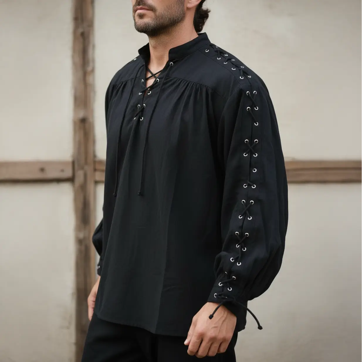 Chemise à lacet du capitaine noire portée, allure sobre et autoritaire.