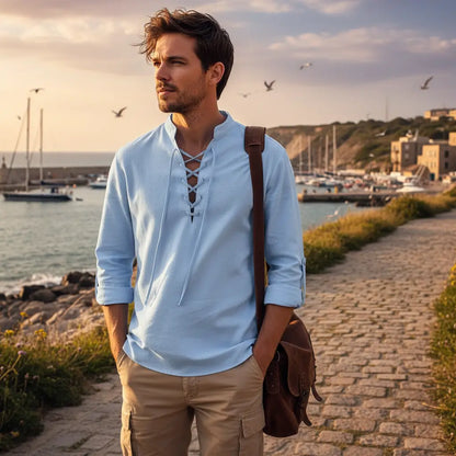 Chemise du navigateur des mers bleu clair portée sur un port maritime.