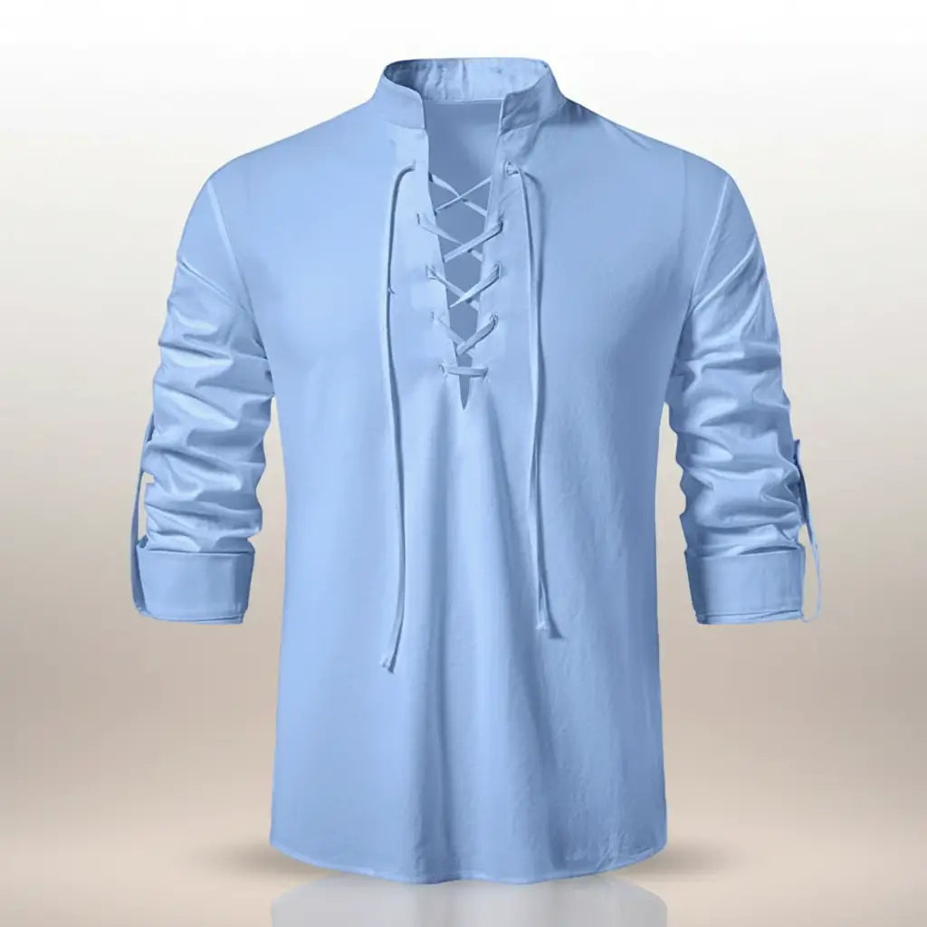 Chemise du navigateur des mers bleu clair vue de face, col à lacet marin.