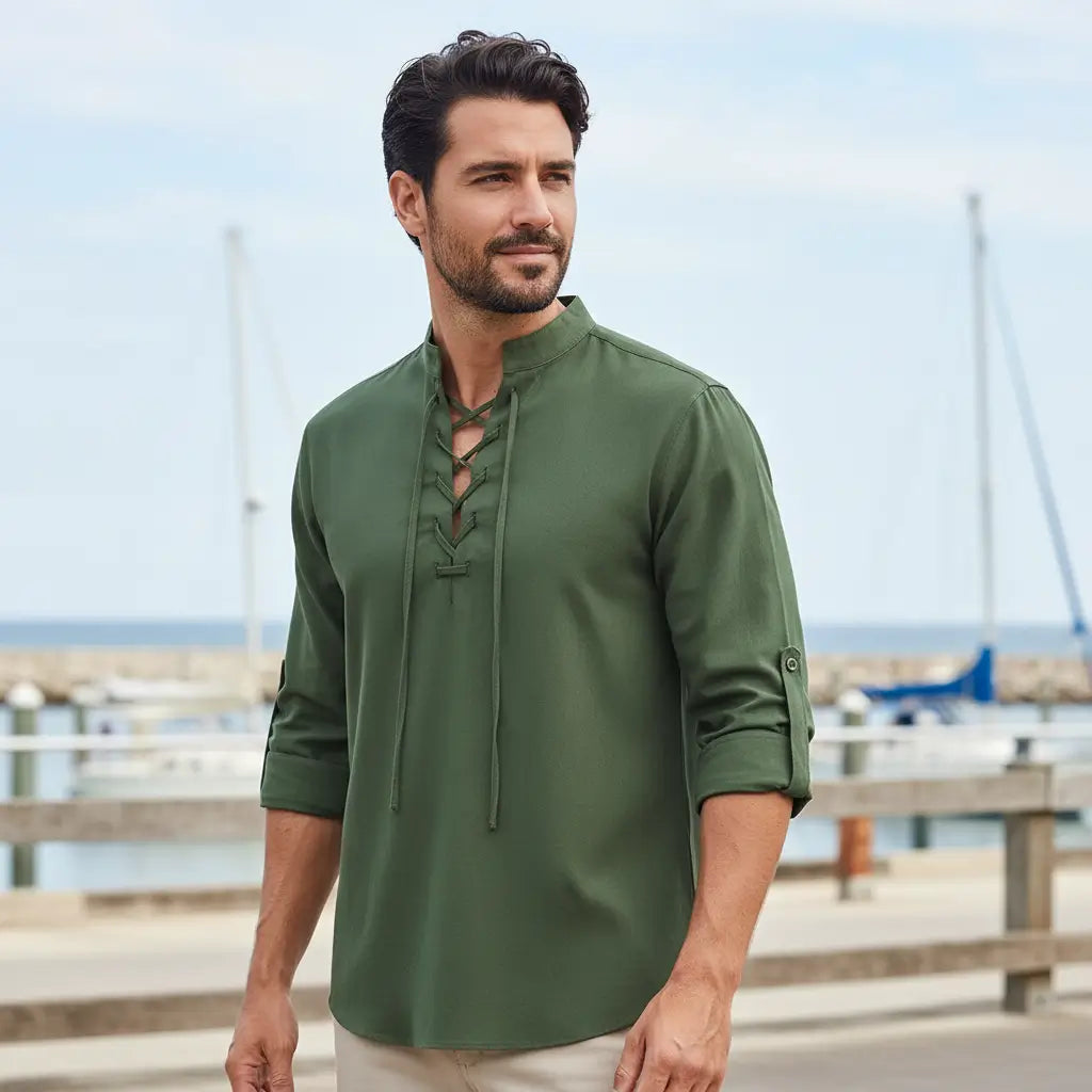 Chemise du navigateur des mers verte portée dans un port de plaisance.