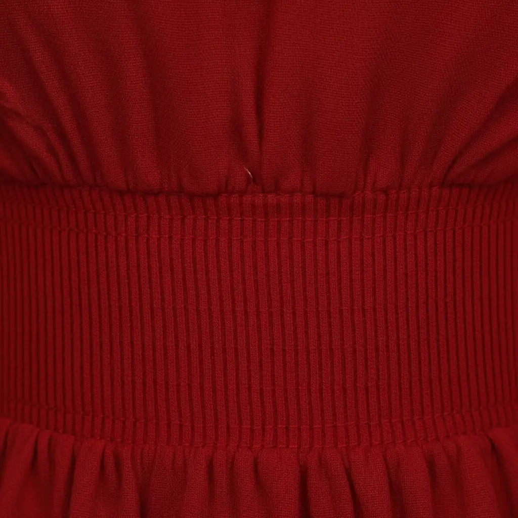Détail de la taille smockée du chemisier rouge épaules nues des vents marins.