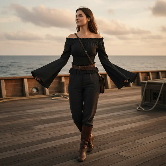 Chemisier épaules nues des vents marins noir porté sur le pont d’un navire.