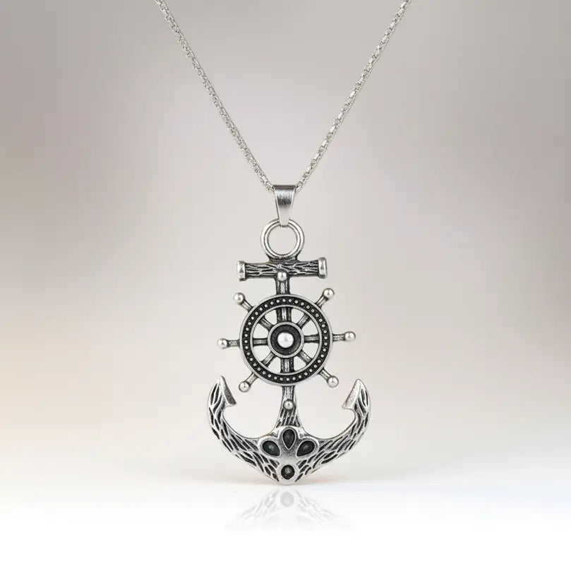 Collier Gouvernail en acier 316L argenté, pendentif marin élégant et fixe sur fond blanc.