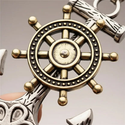 Gros plan macro du gouvernail doré du collier Gouvernail, texture métallique et finitions dorées.